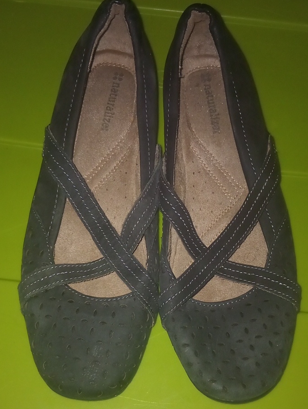 Naturalizer Women's Black Perforated Cross-Strap Flats